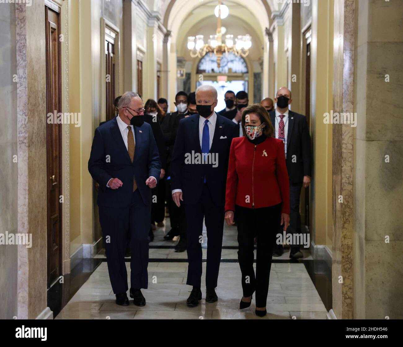 Le président des États-Unis Joe Biden est flanqué du chef de la majorité au Sénat américain Chuck Schumer (démocrate de New York) et de la présidente de la Chambre des représentants américaine Nancy Pelosi (démocrate de Californie) dans le Hall of Columns à l'occasion du premier anniversaire du 6 janvier,2021 attaque contre le Capitole des États-Unis par les partisans de l'ancien président Donald Trump, sur Capitol Hill à Washington, États-Unis, le 6 janvier 2022.Crédit : Evelyn Hockstein/Pool via CNP Banque D'Images