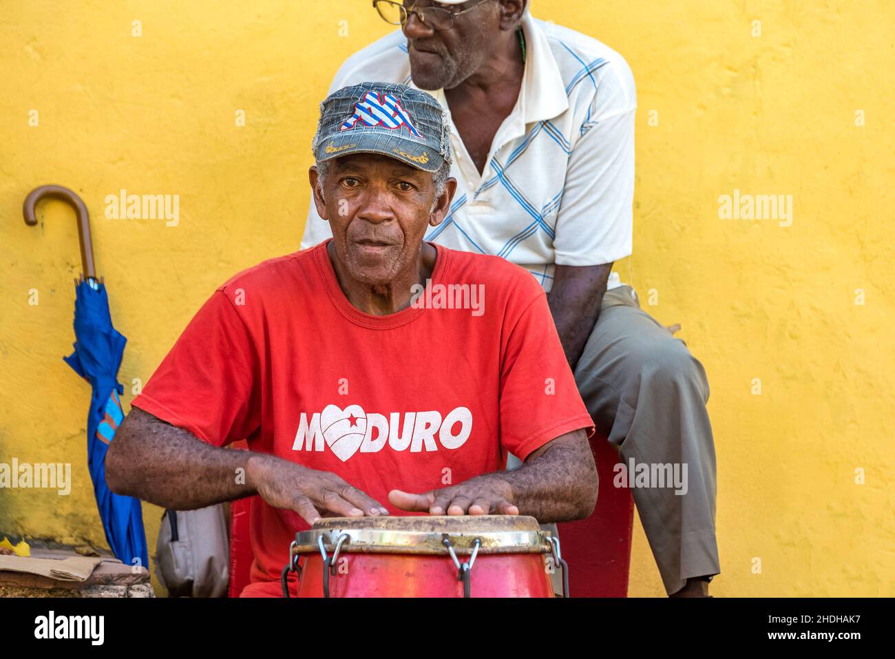 Portrait d'un homme afro-caribéen jouant à la batterie dans la rue.Il porte un t-shirt rouge avec le mot 'Maduro' dessus.6 janvier 2022 Banque D'Images