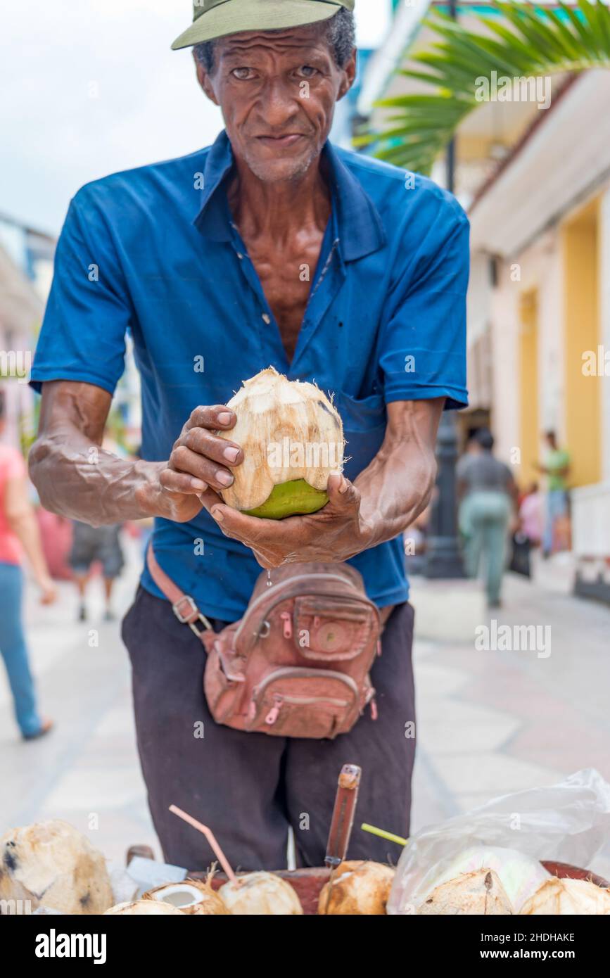 Portrait d'un homme cubain qui vend des noix de coco sur le boulevard Sancti Spiritus.6 janvier 2022 Banque D'Images