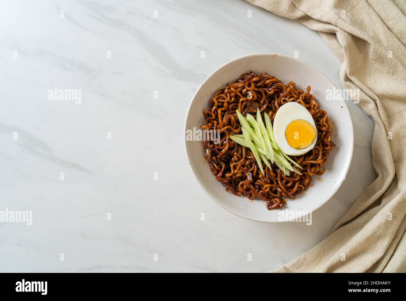Nouilles instantanées coréennes avec sauce aux haricots noirs, concombre et œuf dur (Jajangmyeon ou Jajangmyeon) - style culinaire coréen Banque D'Images