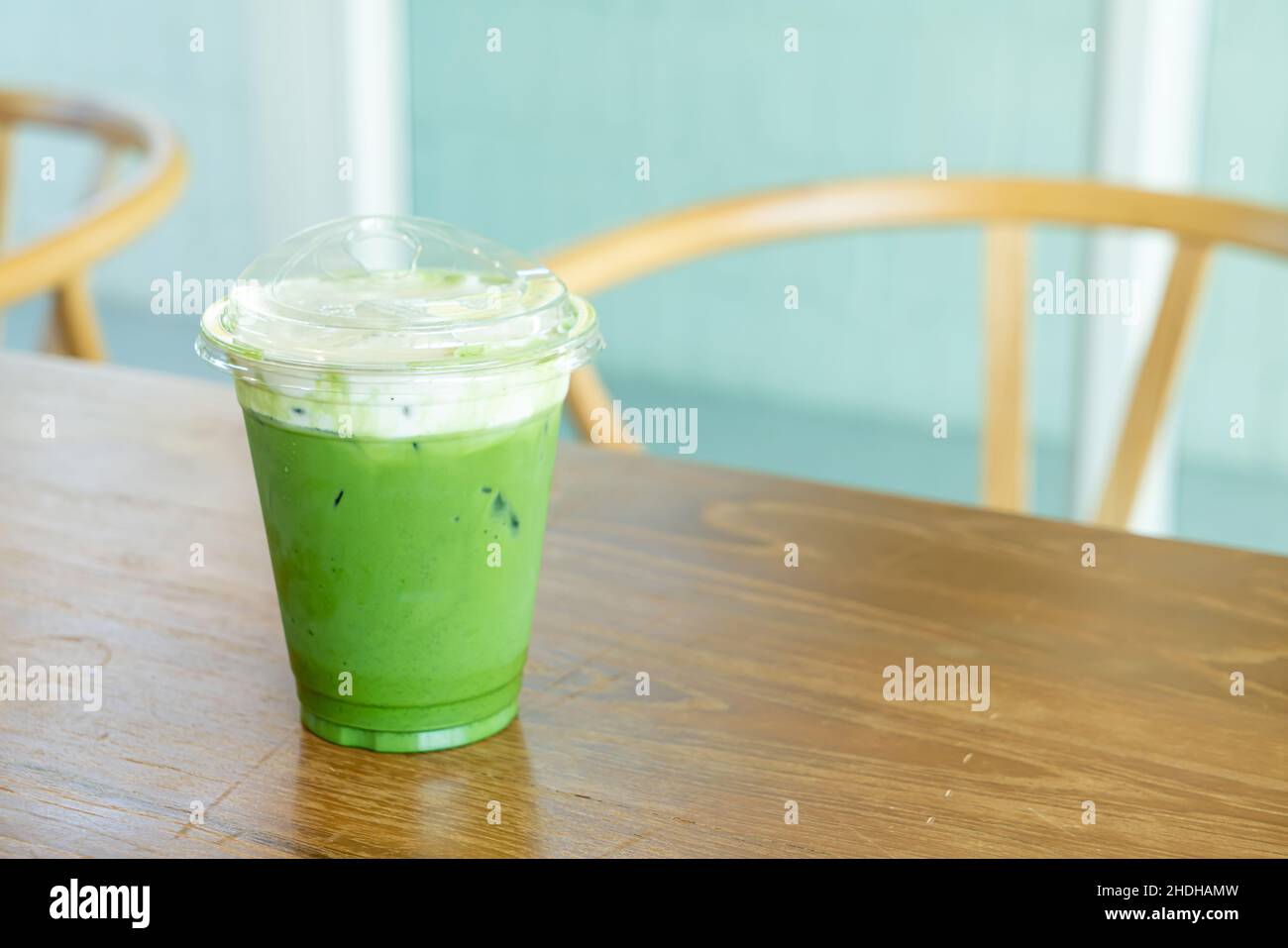 fromage à la crème de thé vert matcha dans une tasse à emporter Banque D'Images