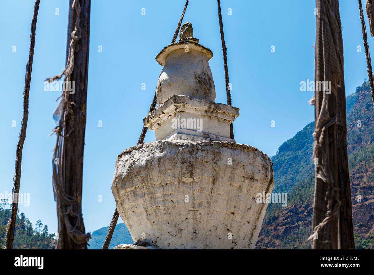 Chorten blanc dans les montagnes de l'est du Bhoutan, en Asie Banque D'Images