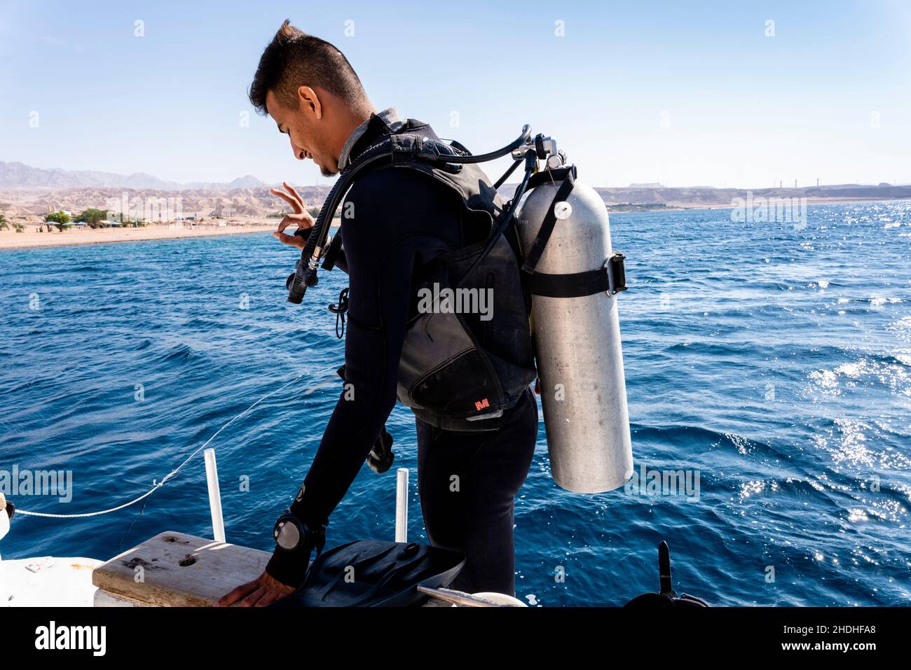 Un plongeur se préparant à plonger dans la mer Rouge, Aqaba, gouvernorat d'Aqaba, Jordanie. Banque D'Images