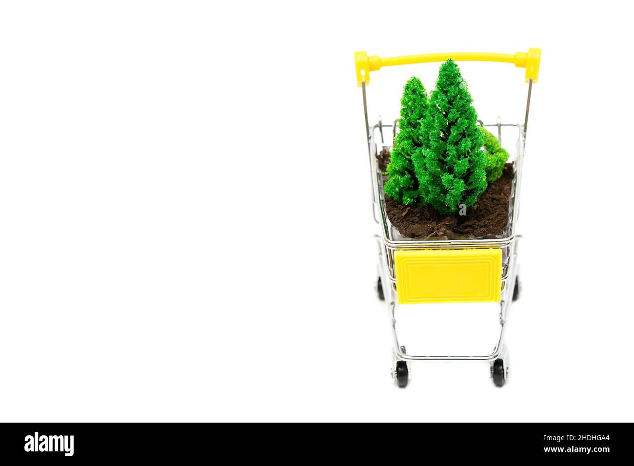 Forêt de jouets mise en place dans un petit chariot de poussée isolé sur blanc, espace de copie. Banque D'Images