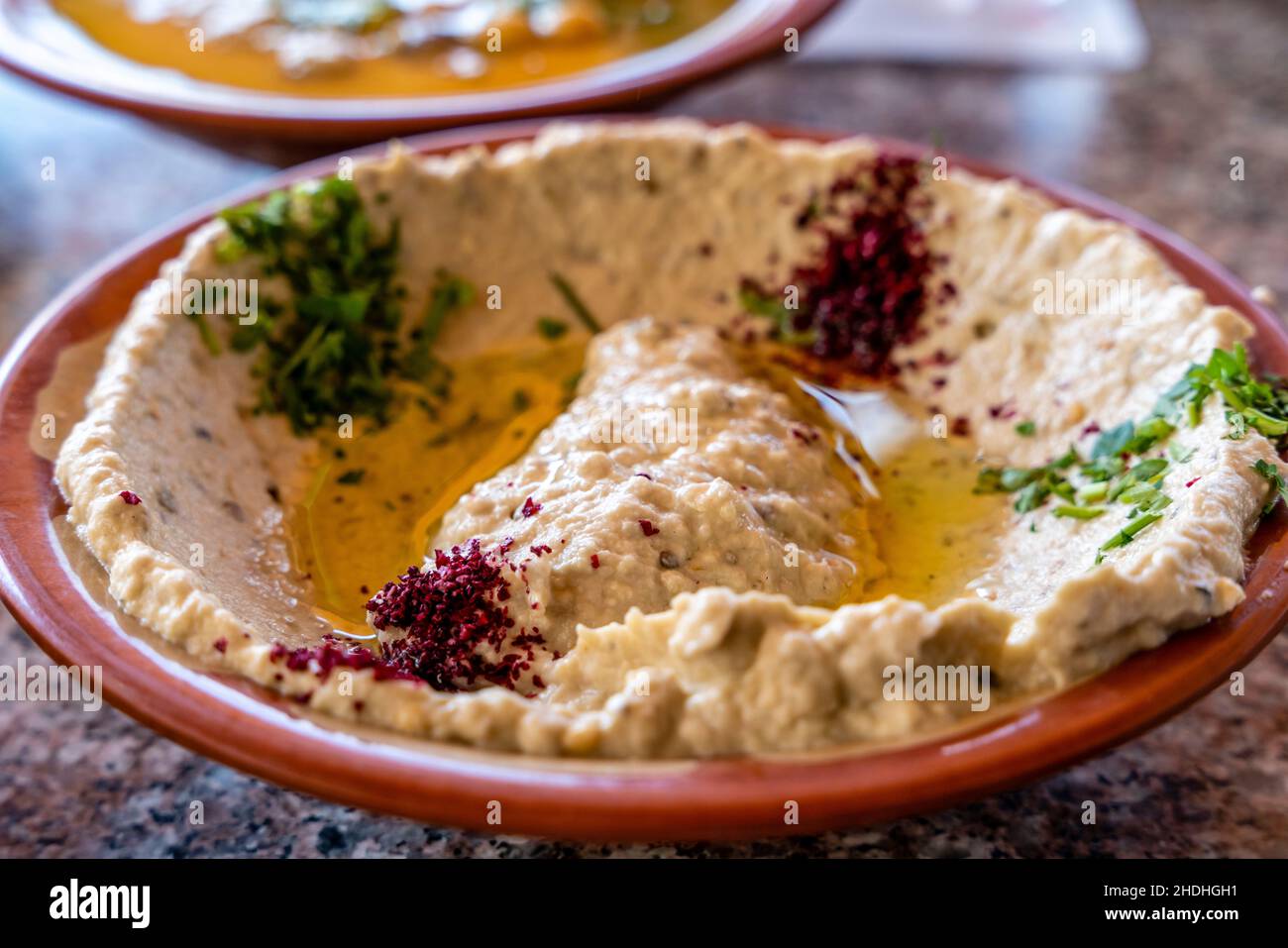 Un plat traditionnel jordanien/arabe de Mutabal (purée d'aubergine/aubergine), Aqaba, gouvernorat d'Aqaba, Jordanie. Banque D'Images