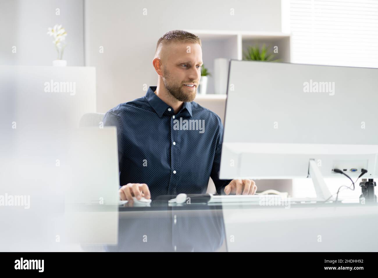 Séminaire en ligne sur la formation virtuelle.Entretien avec un homme Banque D'Images