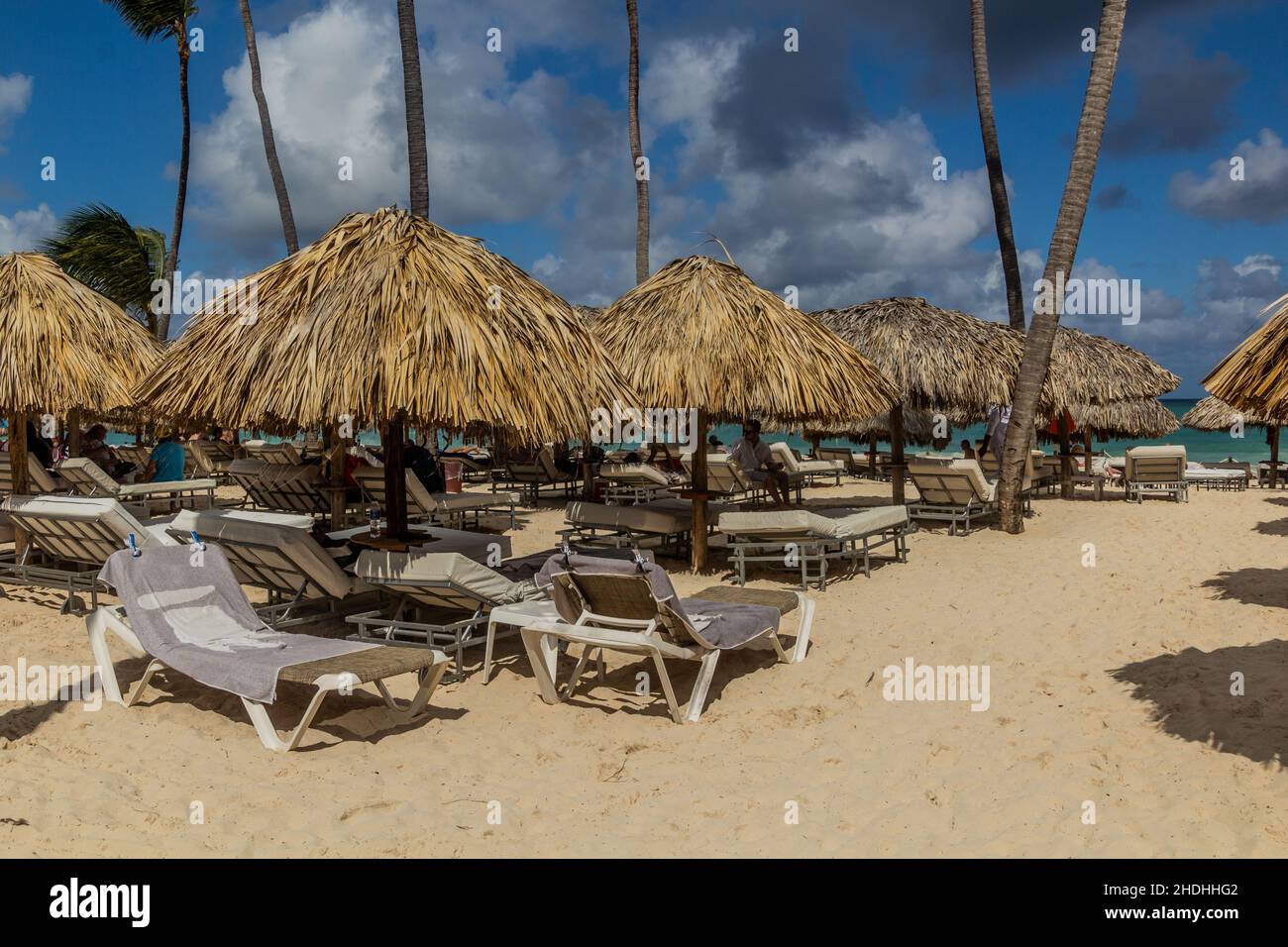 PUNTA CANA, RÉPUBLIQUE DOMINICAINE - 8 DÉCEMBRE 2018 : parasol au chaume à  la plage de Bavaro, République Dominicaine Photo Stock - Alamy