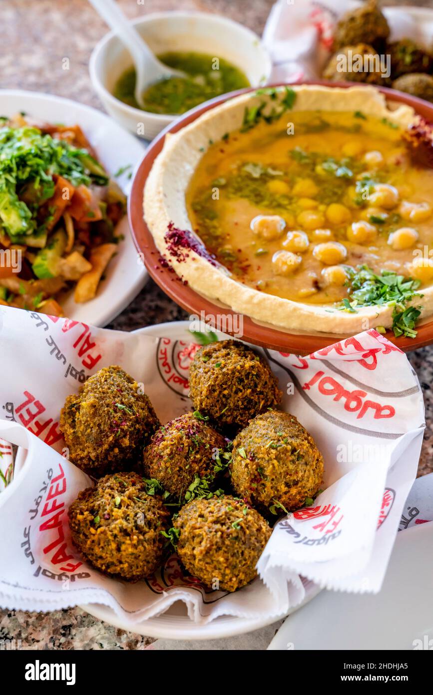Plats traditionnels jordaniens/arabes de Falafel et de houmous, Aqaba, gouvernorat d'Aqaba, Jordanie. Banque D'Images