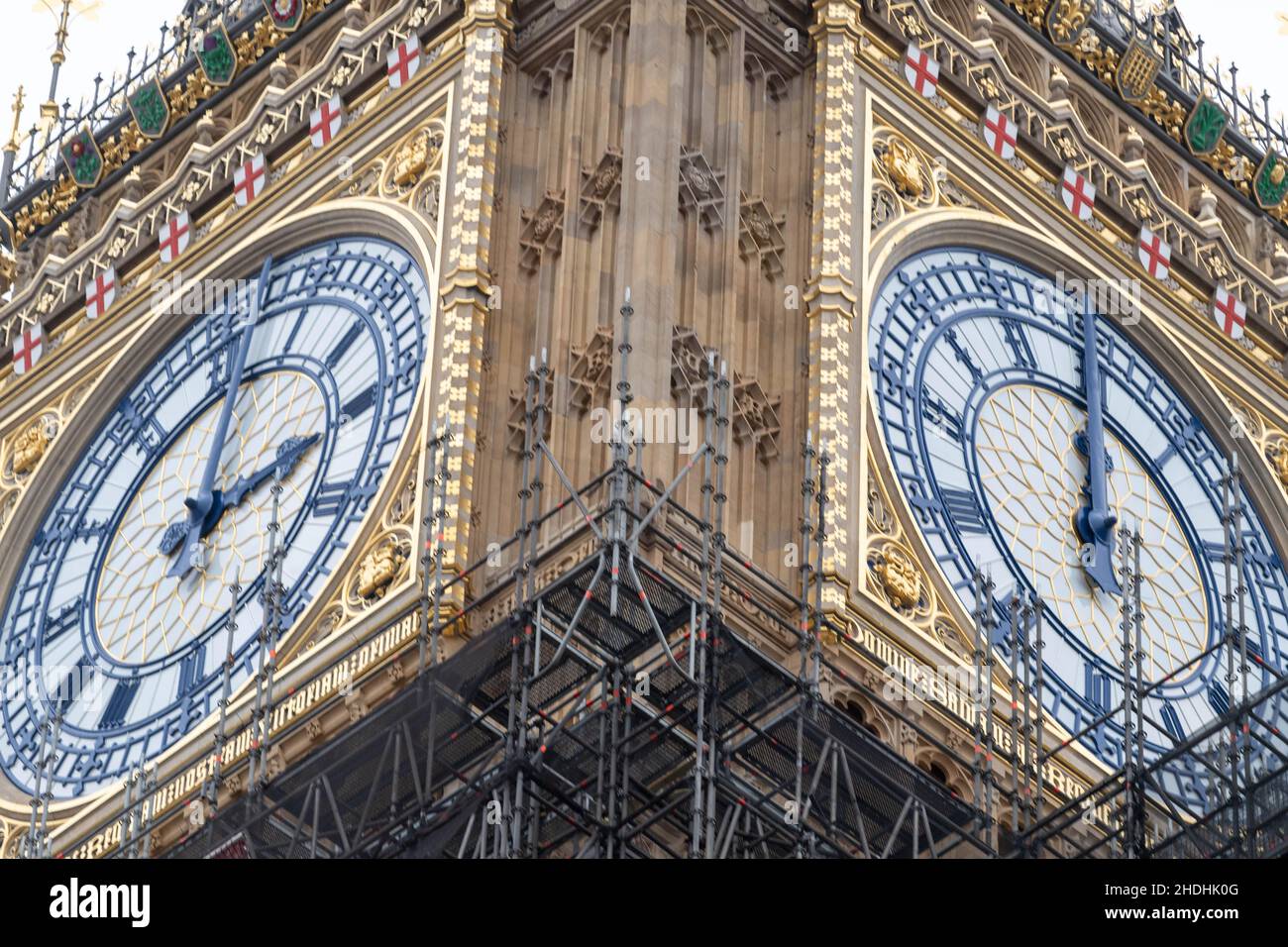 Londres, Royaume-Uni.6th janvier 2022.Les travaux se poursuivent sur l'emblématique Tour Elizabeth, qui abrite Big Ben, à l'extrémité nord du Palais de Westminster.Le travail a restauré cette peinture originale et les détails fins sur le visage des horloges de la tour Elizabeth.Crédit : Ian Davidson/Alay Live News Banque D'Images