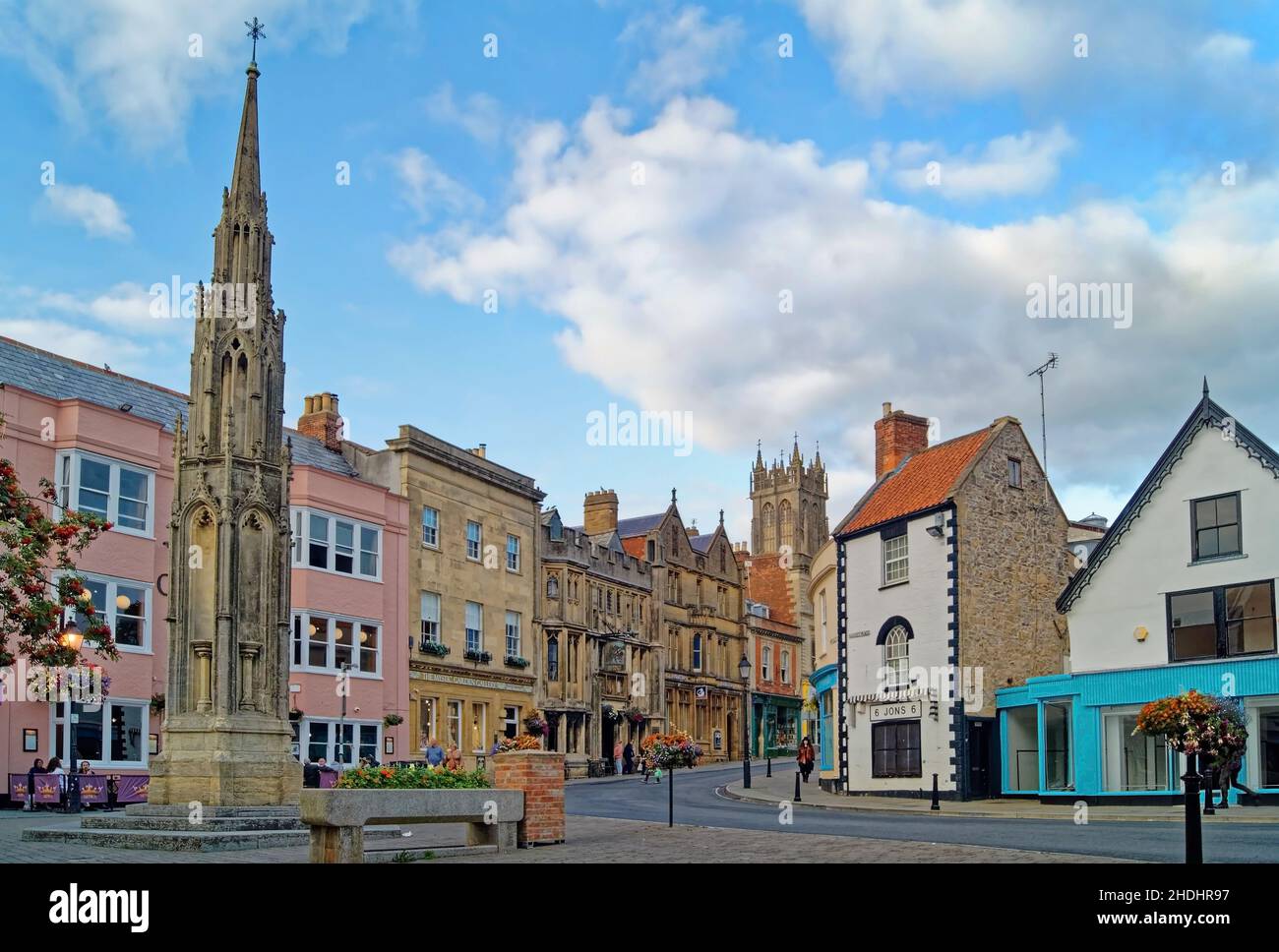 Royaume-Uni, Somerset, Glastonbury, Market Cross, Magdalene Street Shops et l'église Saint-Jean-Baptiste. Banque D'Images