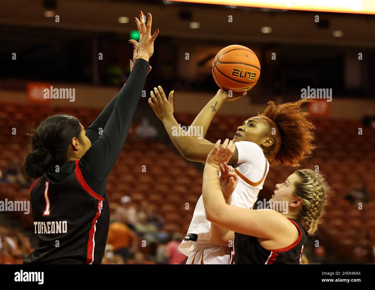 5 janvier 2022 : le garde de Texas Longhorns Rori Harmon (3) monte pour un  tir lors d'un match de basket-ball féminin NCAA entre le Texas et Texas  Tech le 5 janvier