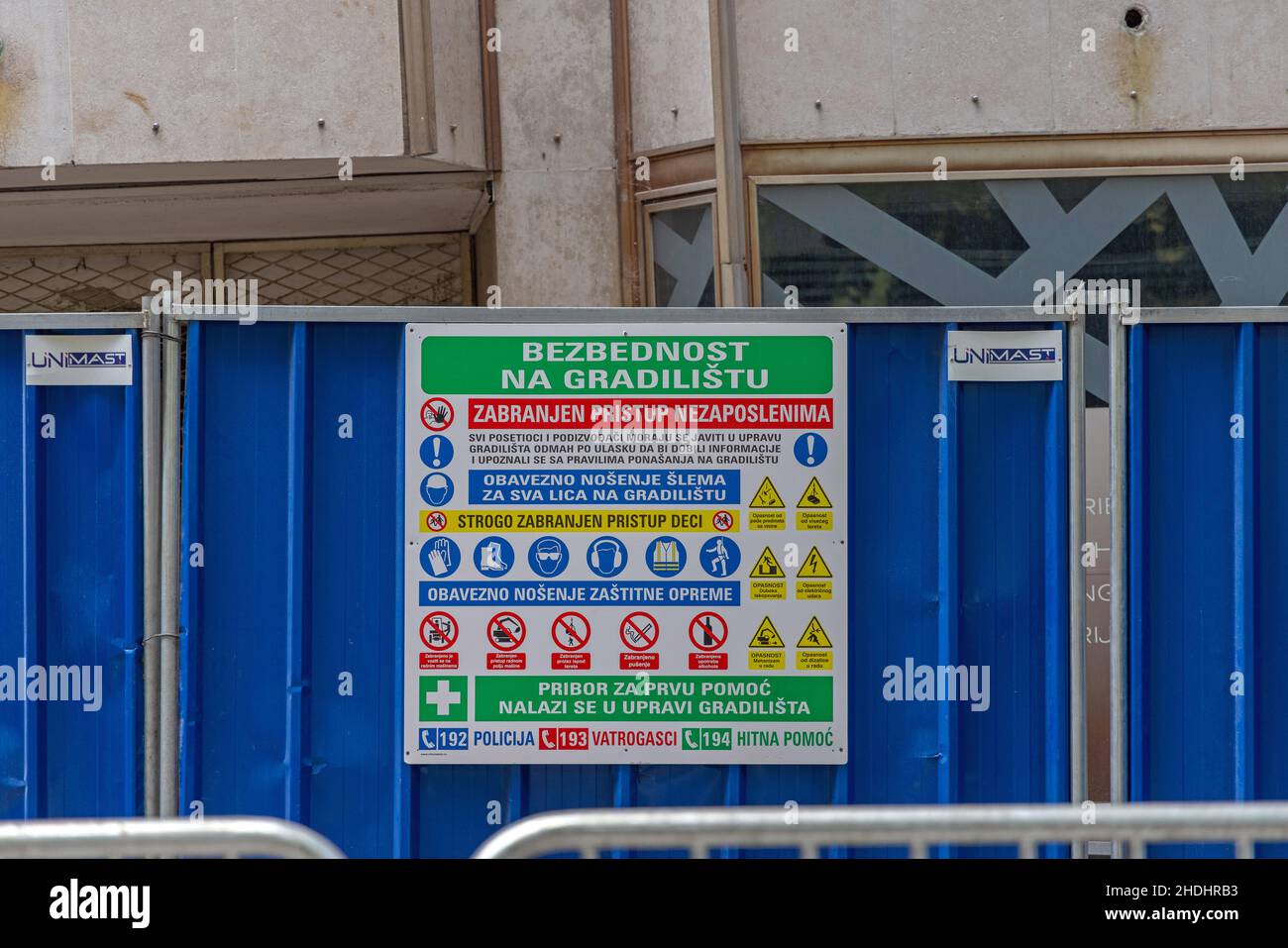 Belgrade, Serbie - 05 septembre 2021 : Commission de sécurité obligatoire des équipements de protection à la barrière du chantier de construction. Banque D'Images Belgrade, Serbie - 05 septembre 2021 : Commission de sécurité obligatoire des équipements de protection à la barrière du chantier de construction. Banque D'Images