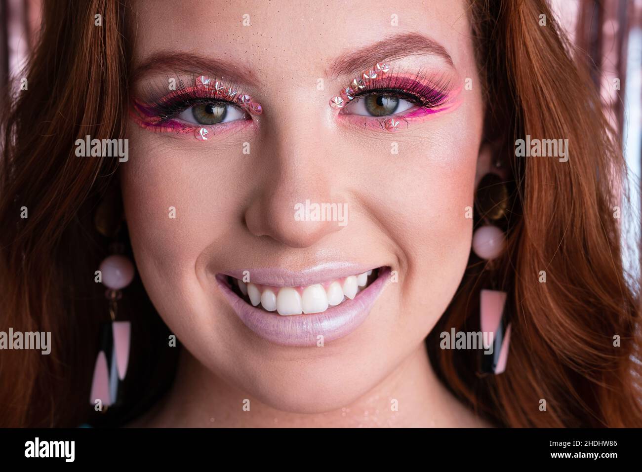 Carnaval au Brésil, gros plan de la femme heureuse avec maquillage de mode à la partie brésilienne Banque D'Images
