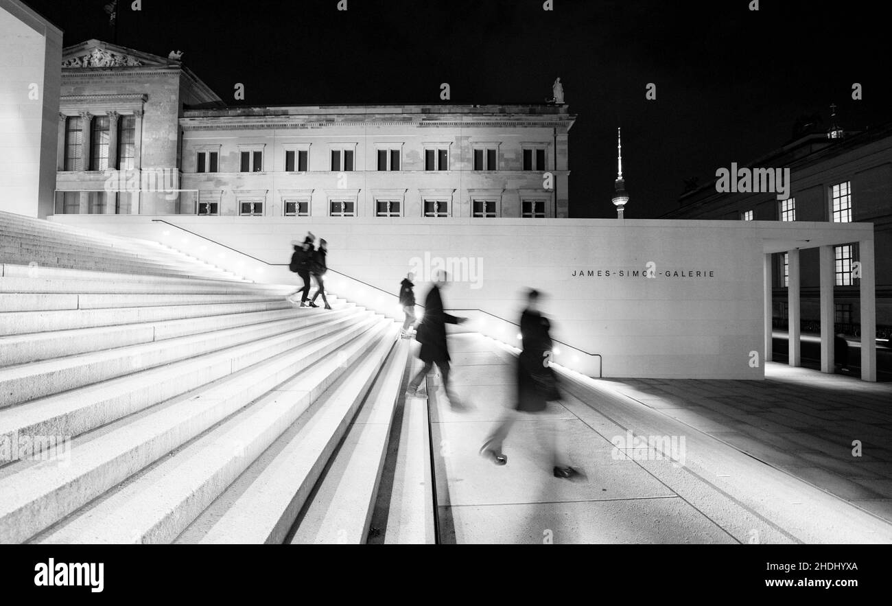 Vue de la nuit de James Simon Galerie extérieure à l'île aux musées , Museumsinsel à Mitte Berlin, Allemagne, l'architecte David Chipperfield. Banque D'Images
