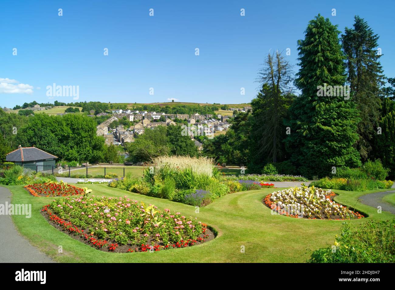 Royaume-Uni, West Yorkshire, Haworth, Central Park Bowling Green et Flower Beds. Banque D'Images