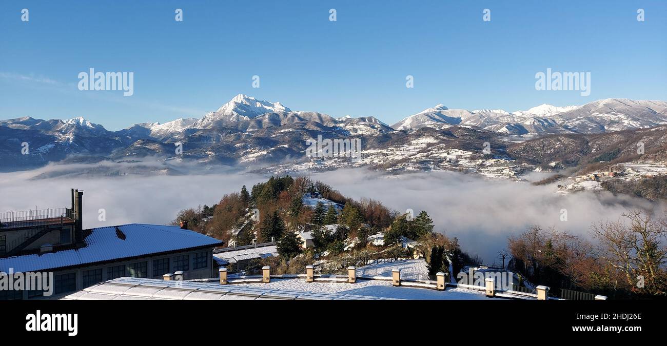 Alpes Apuane au-dessus des nuages Banque D'Images