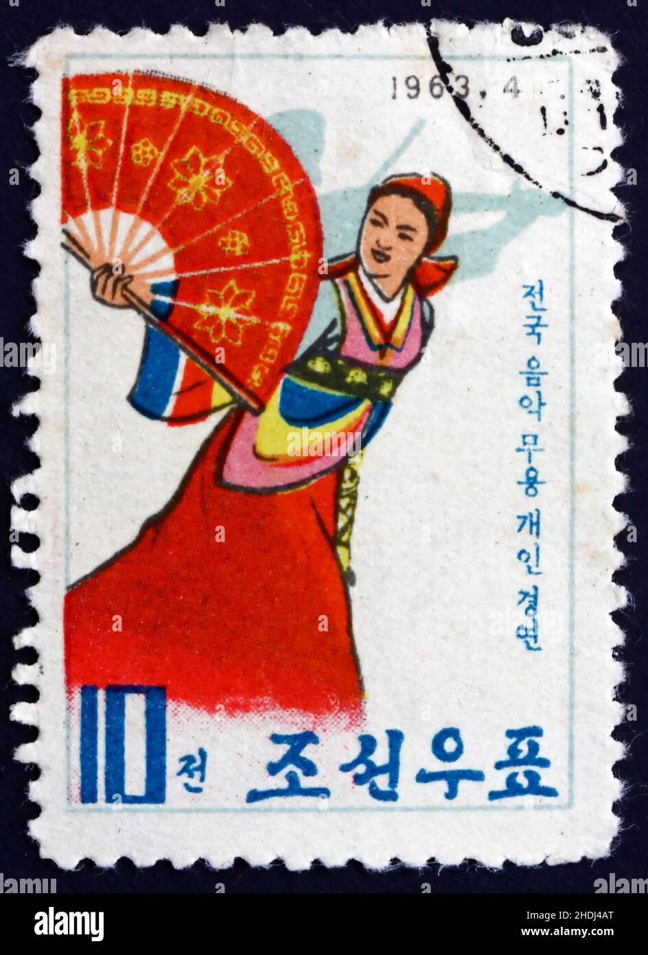 CORÉE DU NORD - VERS 1963 : un timbre imprimé en Corée du Nord montre Fan Dance, International Music and Dance Competition, Pyongyang, vers 1963 Banque D'Images