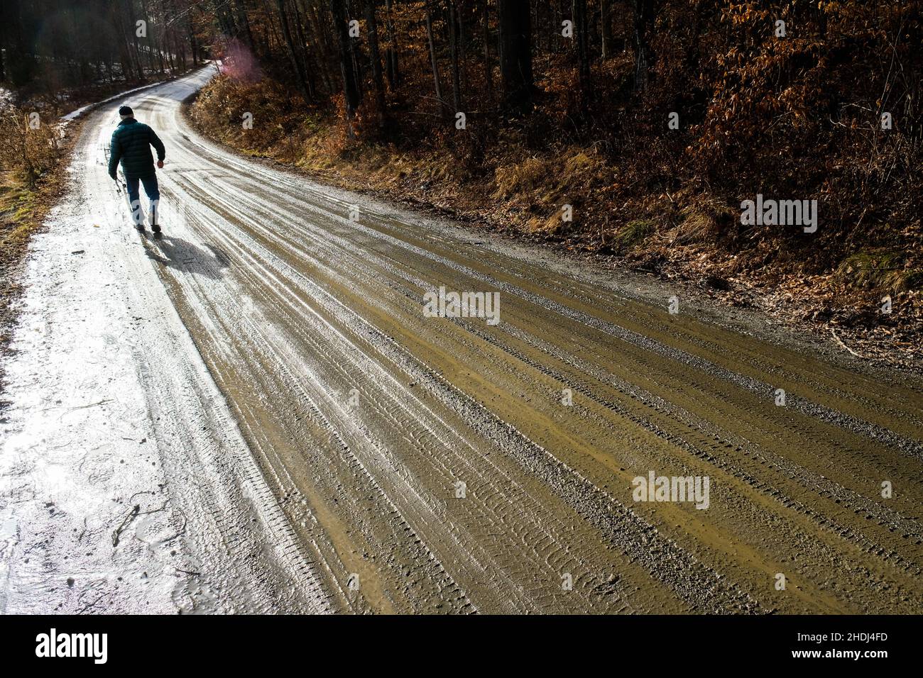 Un vieux solitaire marche le long d'une route de terre rurale dans l'est de Montpelier, VT, Nouvelle-Angleterre, Etats-Unis. Banque D'Images