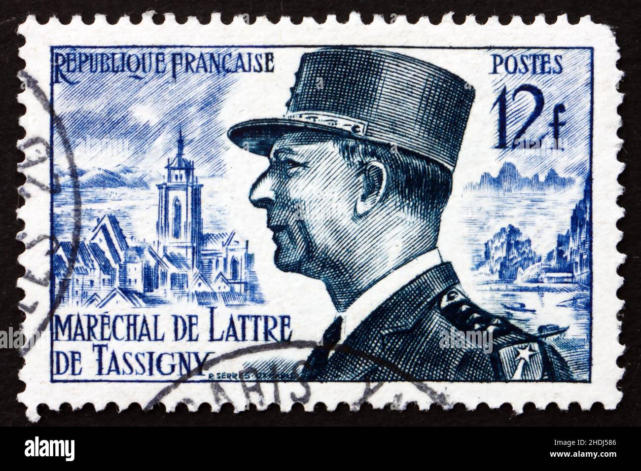 FRANCE - VERS 1954 : un timbre imprimé en France montre le Maréchal Jean de Lattre de Tassigny, héros militaire français de la Seconde Guerre mondiale, vers 1954 Banque D'Images