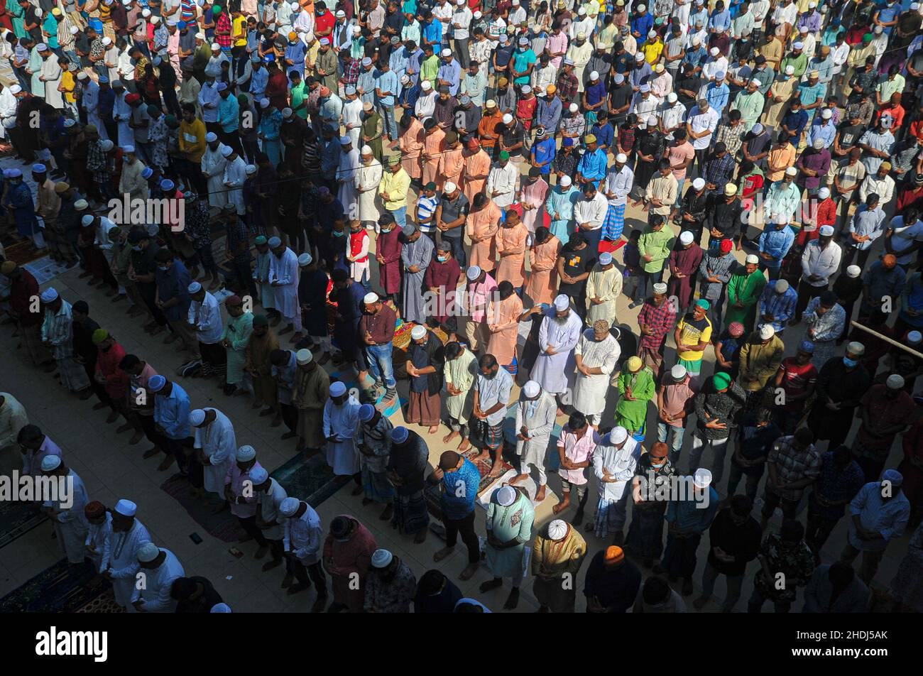 Les musulmans au vendredi Jummah prière dans les locaux de la mosquée de Hazrat Shahjalal (R) Dargah Shareef.Sylhet, Bangladesh. Banque D'Images