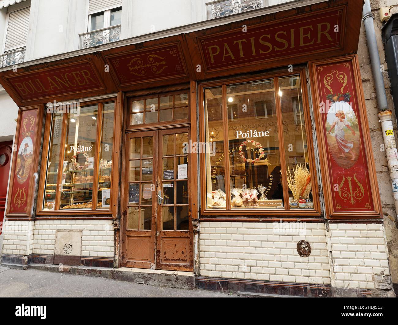 La boulangerie et pâtisserie d'époque Poilane est située dans le quartier 19th de Paris, dans la rue Crimee, près du parc Buttes Chaumont.Paris.France. Banque D'Images