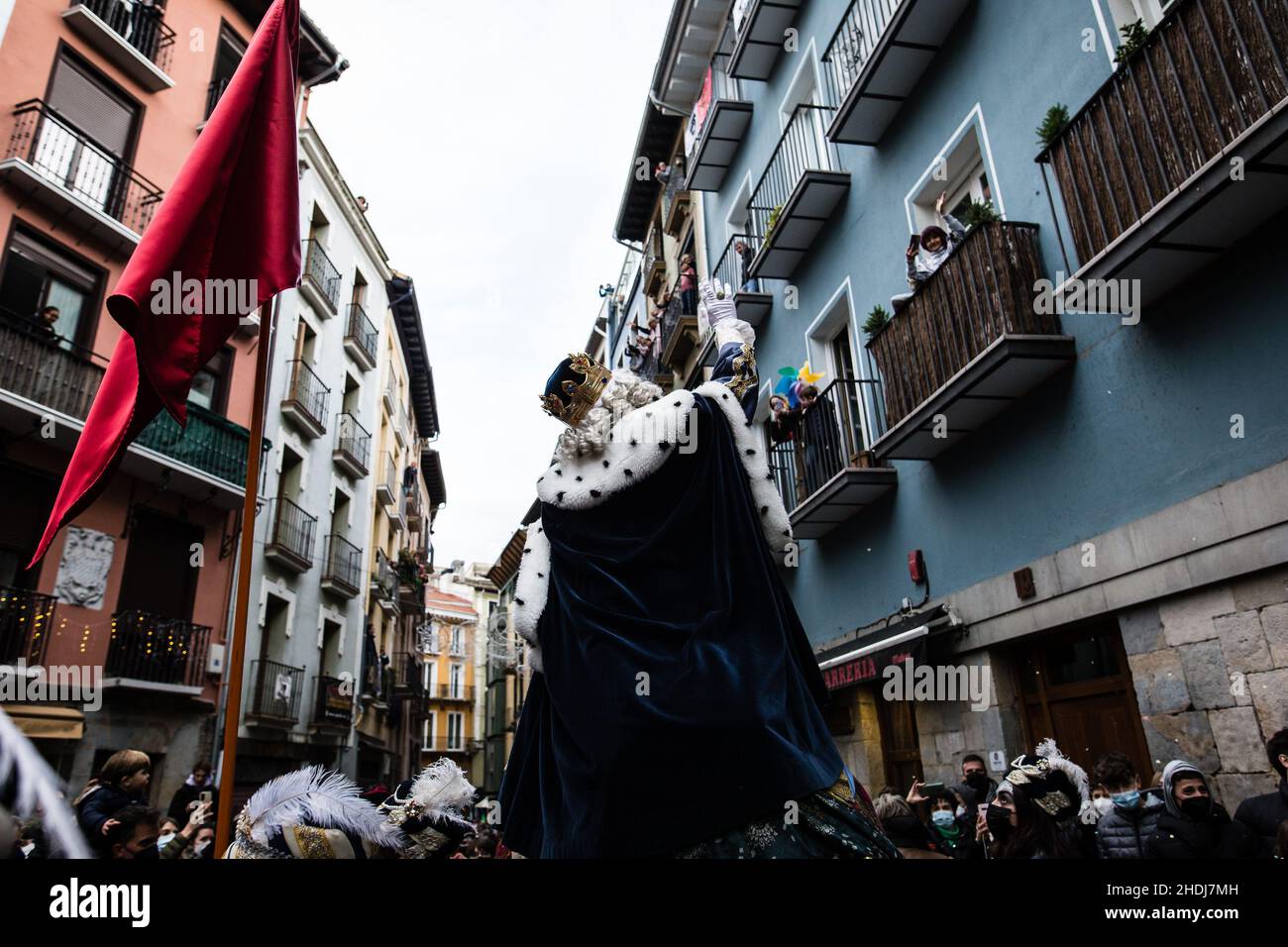 Pampelune, Espagne.05th janvier 2022.Le roi Melchior salue ses fidèles lorsqu'il traverse la vieille ville de Pampelune. Les murs de Pampelune ont été ouverts pour recevoir les trois Magi de l'est.À l'heure prévue, montés sur leurs fidèles dromadaires Romeo, Baffi et Pesao, ils ont traversé le pont de la Magdalena Melchor, Gaspar et Baltasar accomplissant leur tradition et traversant le Portail de France pour accéder au centre-ville à côté de son entourage coloré.Crédit : SOPA Images Limited/Alamy Live News Banque D'Images