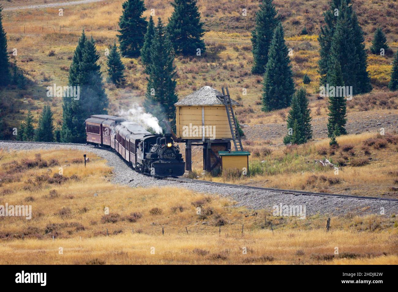 Chemin de fer panoramique de Cumbres et Toltec qui s'indéforme dans une tour d'eau Banque D'Images