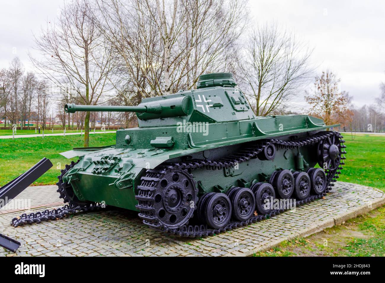 Mémorial de la Seconde Guerre mondiale de Buynichskoe Field.Mogilev, Bélarus - 28 novembre 2021: Réservoir moyen vert allemand PzKpfw III - Ausf.G sur un piédestal. Banque D'Images