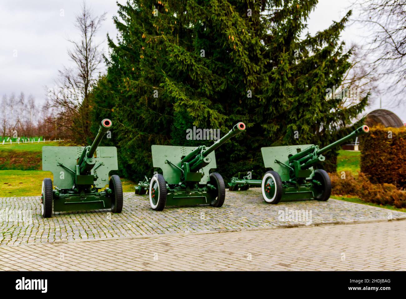 Mémorial de la Seconde Guerre mondiale de Buynichskoe Field.Mogilev, Bélarus - 28 novembre 2021 : trois canons antichars soviétiques de 76 mm m1942 zis-3. Banque D'Images