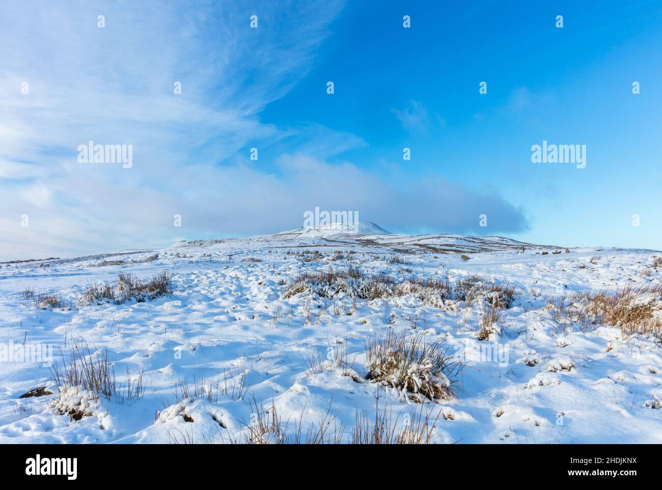 Penhill en hiver recouvert de neige avec fond bleu ciel.Penhill est de 1 726 pieds de haut et une caractéristique importante au-dessus du village de West Witton dans le Banque D'Images