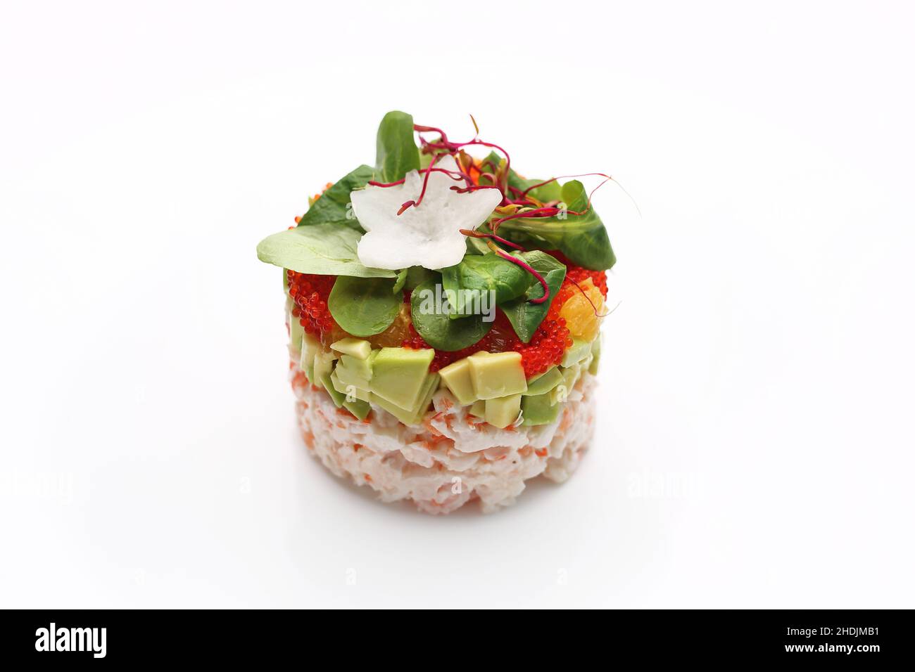 Tartare de crabe haché avec caviar et avocat.Salade de poisson frais hachée.Plat traditionnel japonais sur fond blanc. Banque D'Images