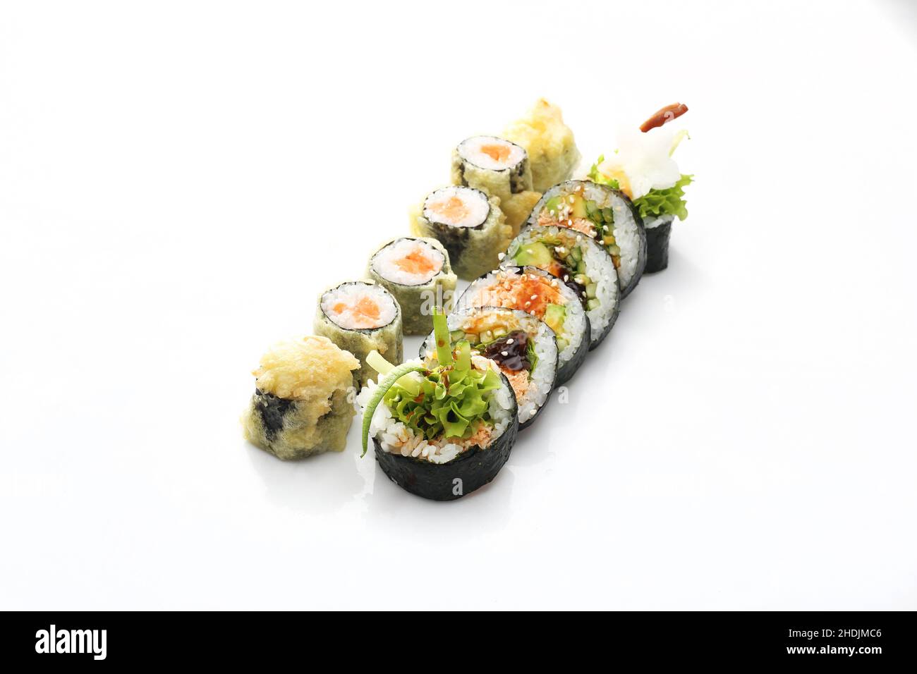 Sushi au saumon avec des rouleaux de sushis traditionnels tempura sur fond blanc. Banque D'Images