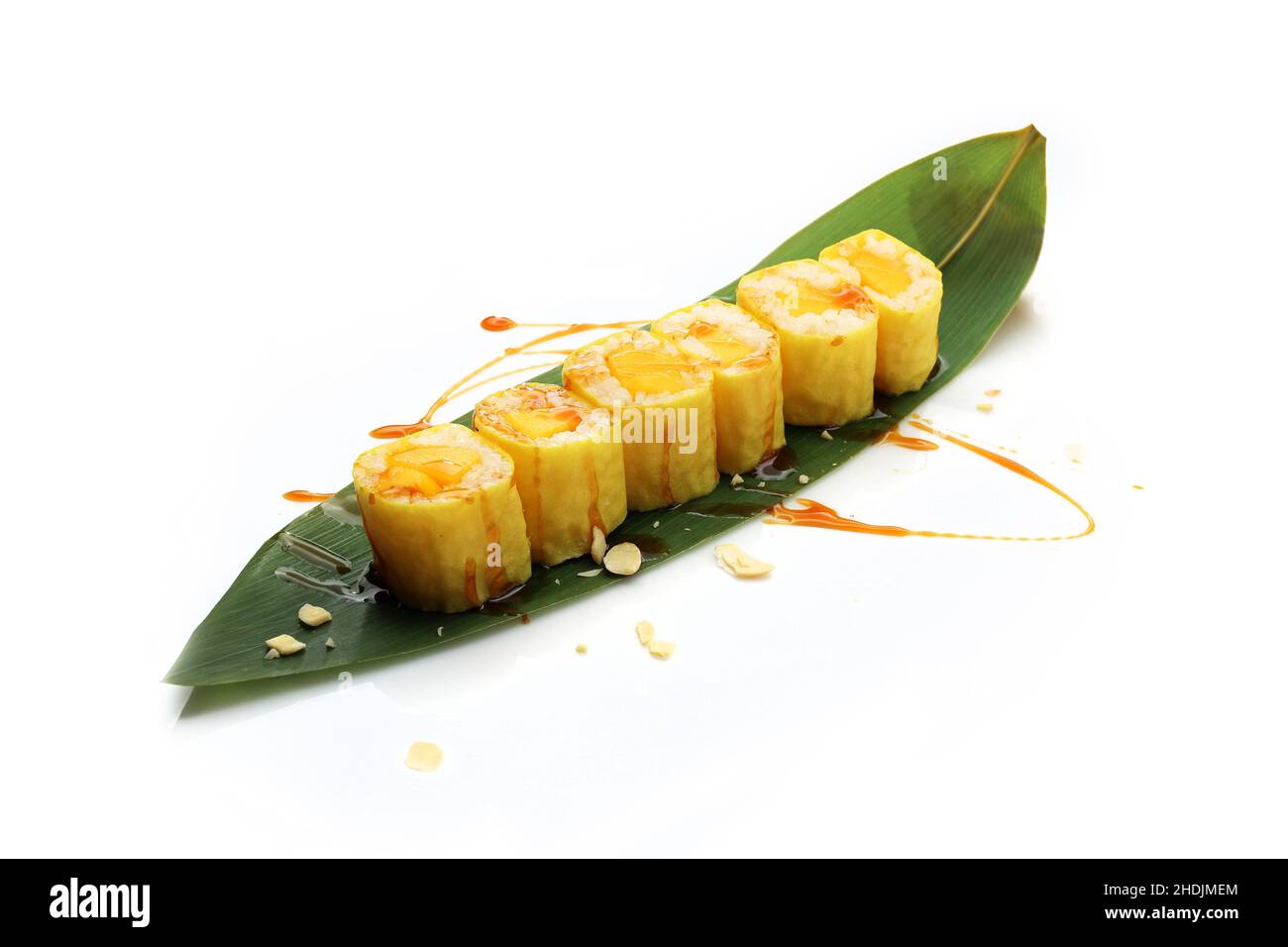 Sushi avec navet jaune et avocat.Petits pains à sushis sur fond blanc.Sushis japonais traditionnels Banque D'Images