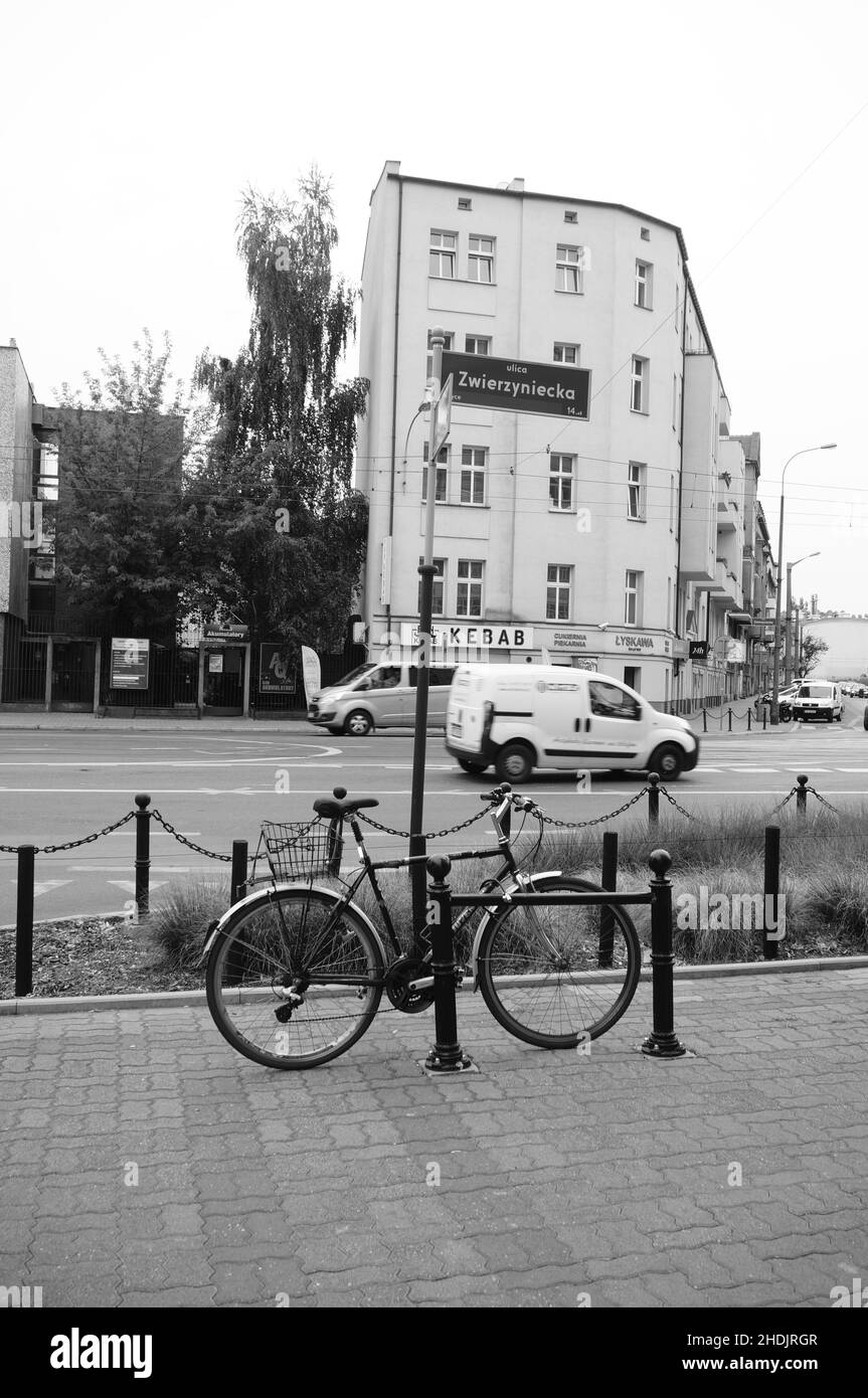 Vélo verrouillé sur un poste dans le centre-ville. Banque D'Images
