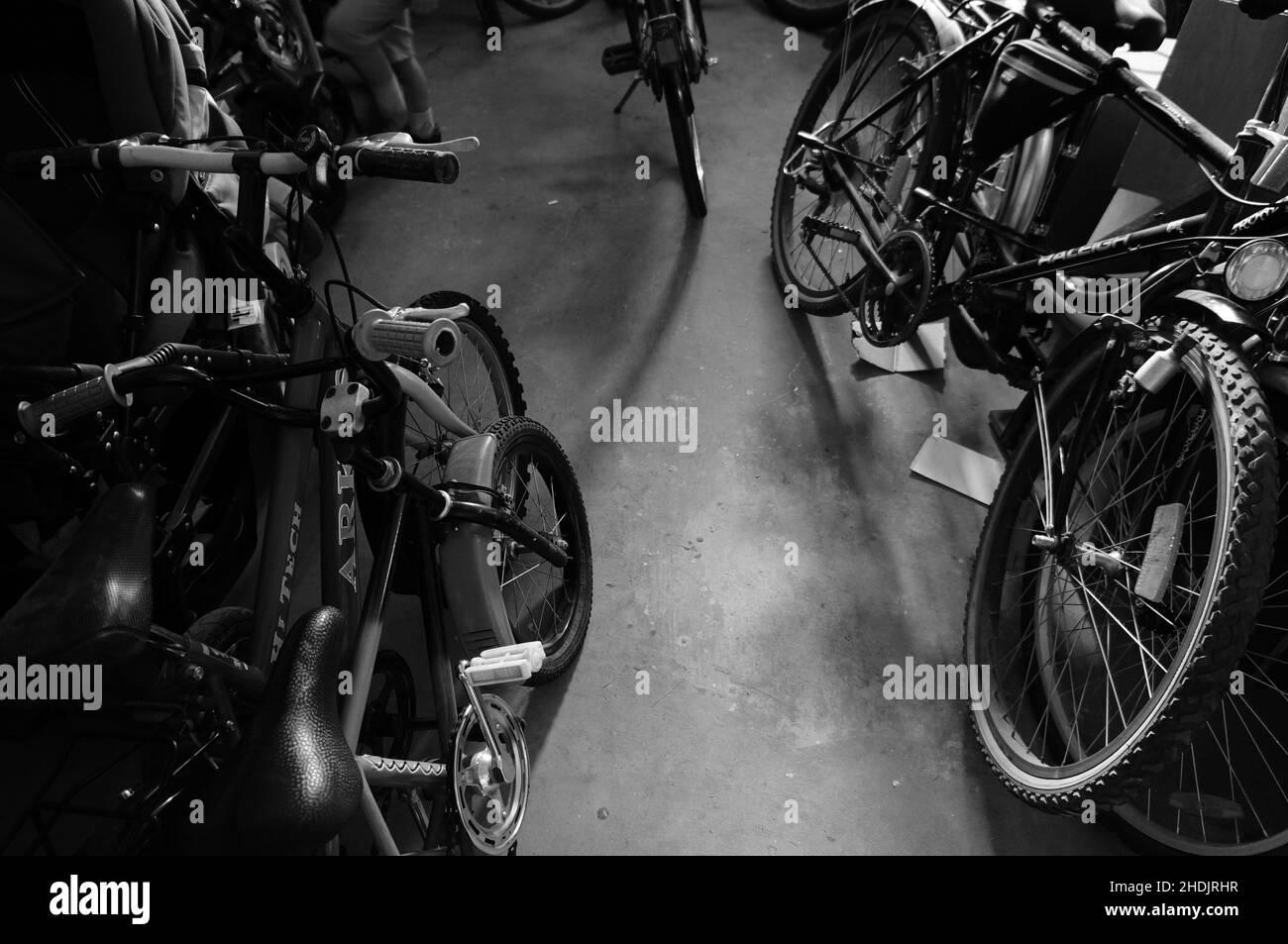 Groupe de bicyclettes stockées dans un sous-sol. Banque D'Images