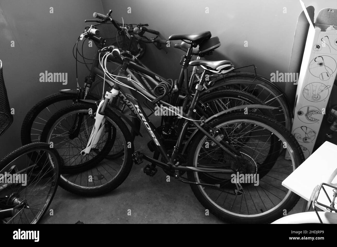 Bicyclettes verrouillées stockées dans un sous-sol sombre Banque D'Images