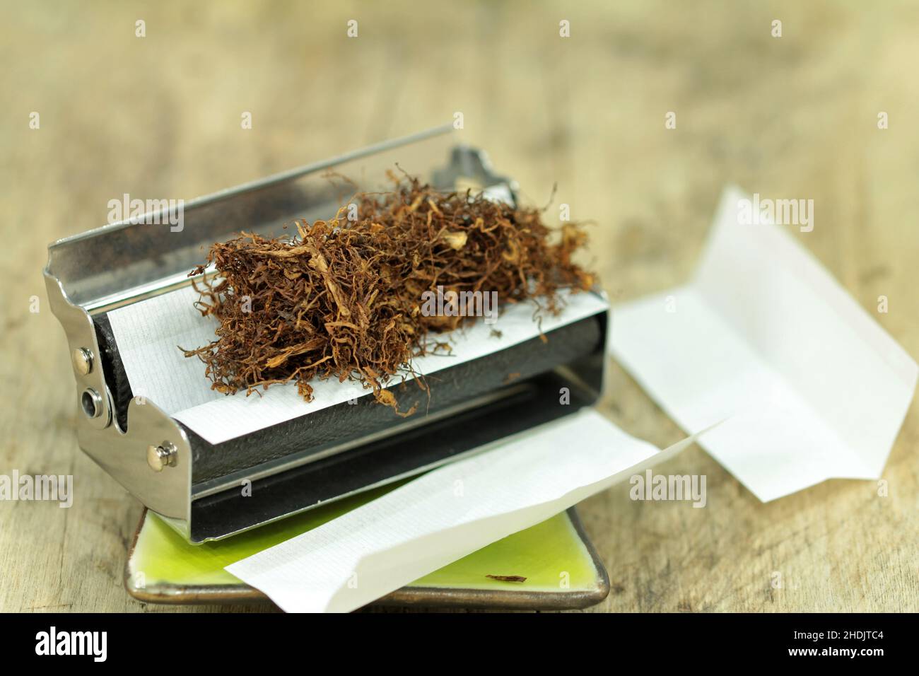 papier à cigarettes, machine à tamper, papiers à cigarettes Photo Stock