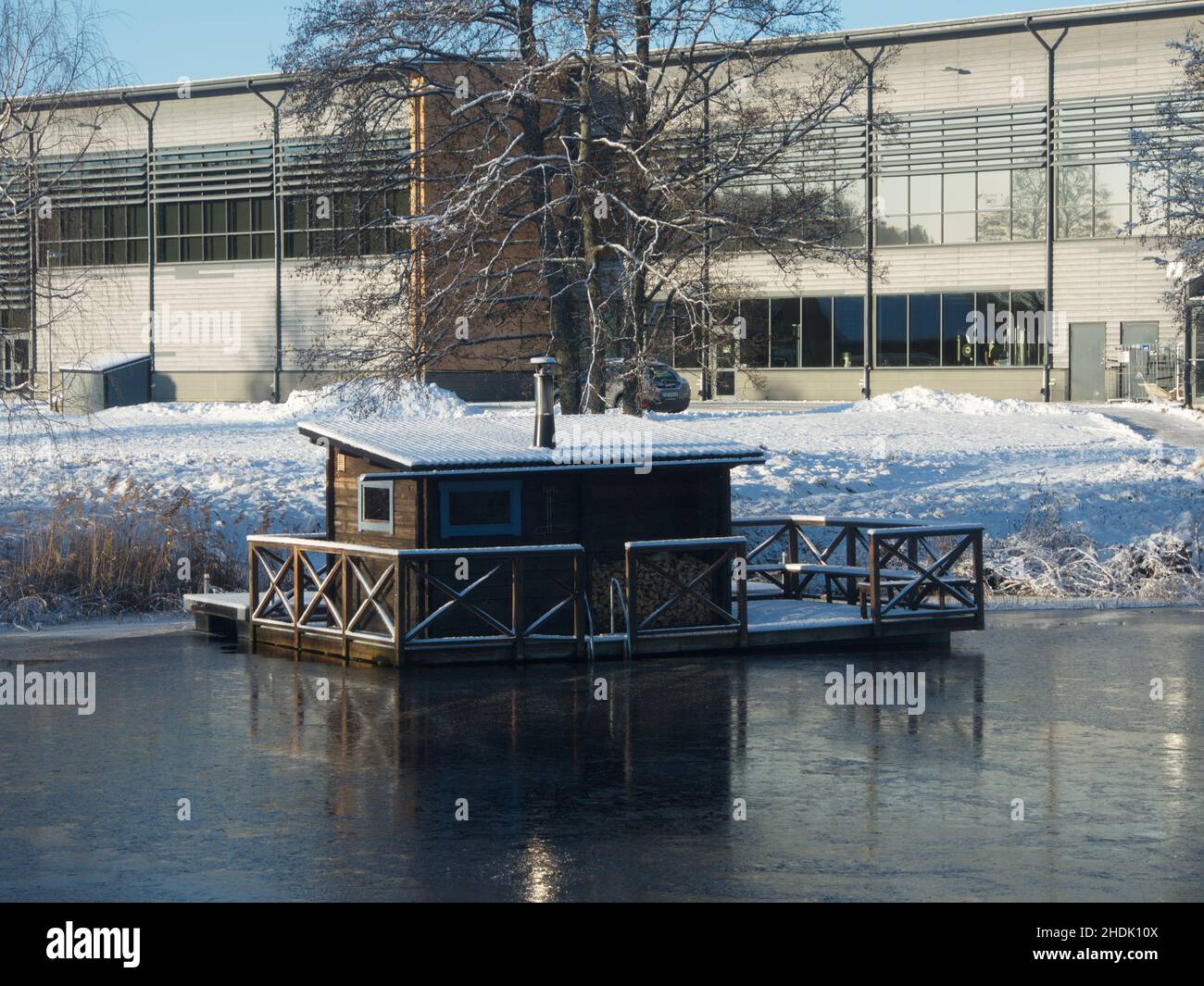 Un radeau de sauna par une froide journée d'hiver. Banque D'Images