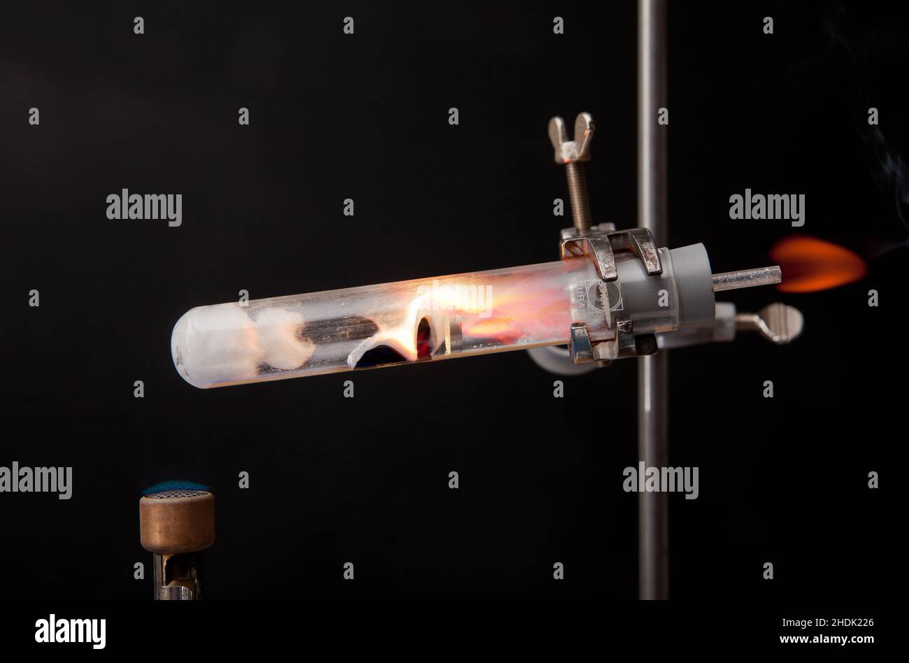 flamme d'hydrogène à l'extrémité d'un tube d'ébullition lorsque la vapeur d'eau réagit avec le magnésium pour produire de l'oxyde de magnésium dans la réaction de déplacement Banque D'Images