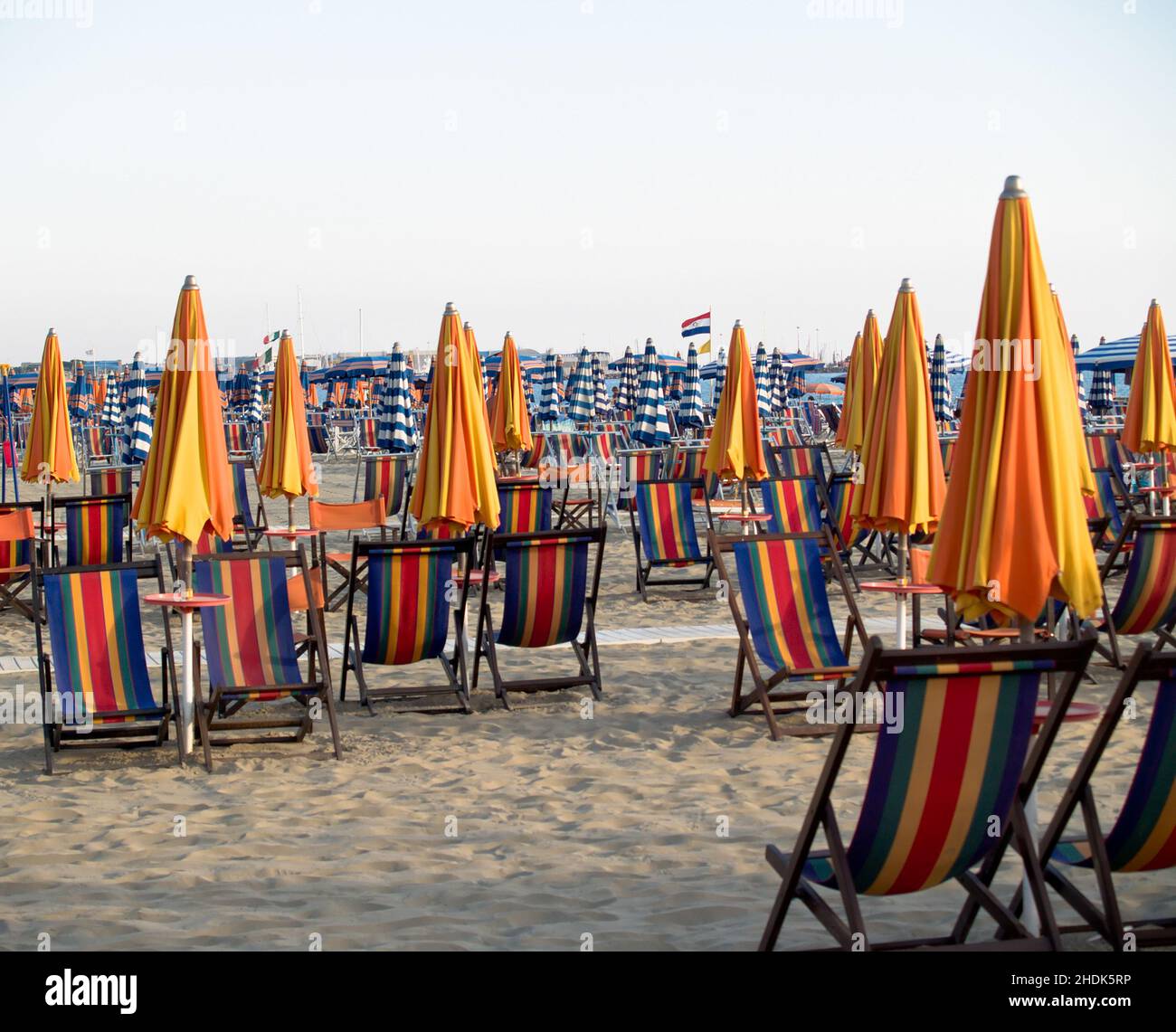 Parasols et chaises de plage à rayures orange vides et attendant sur les plages près de Pise, Italie Banque D'Images