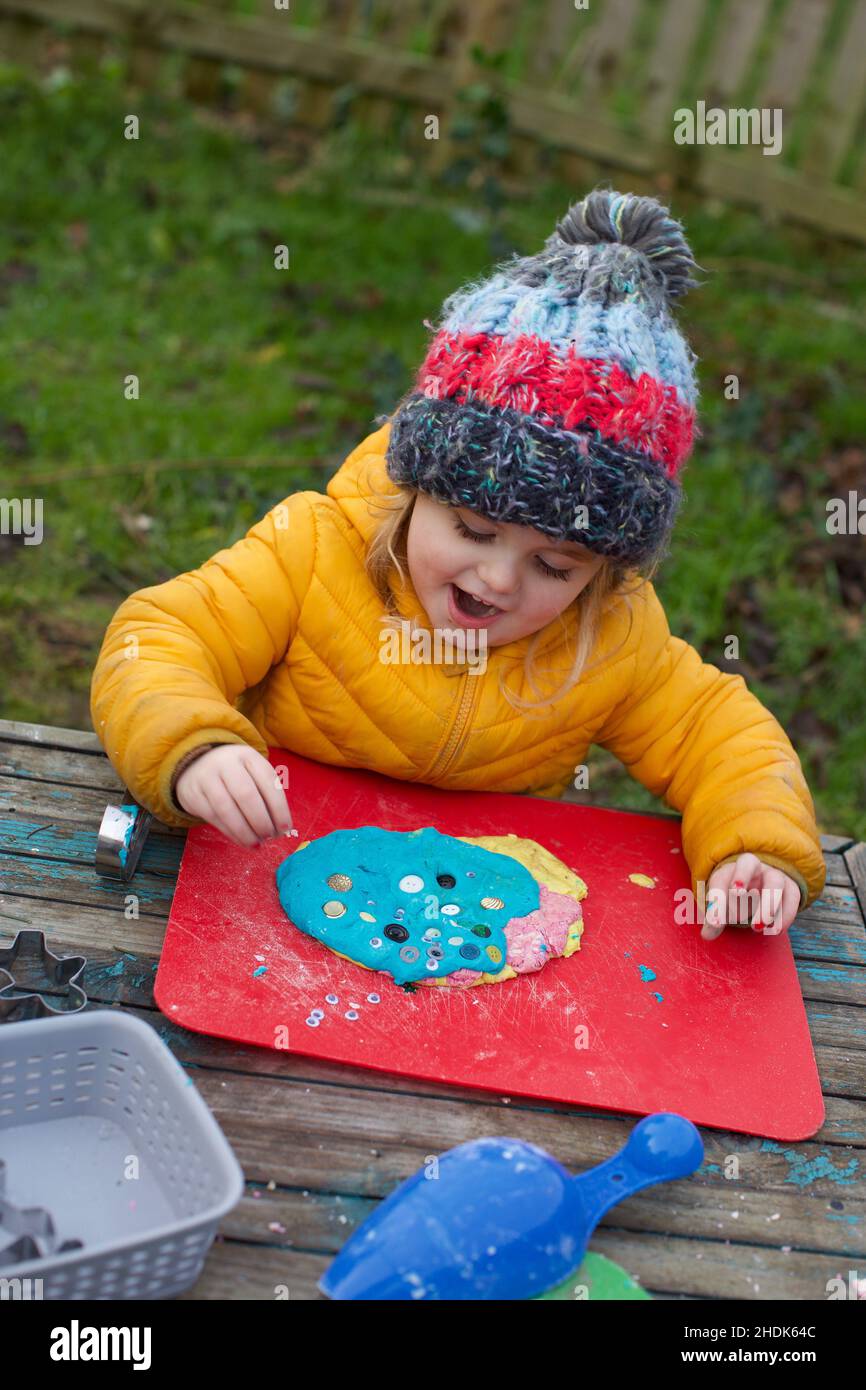 Un enfant faisant et jouant avec Playdoh, Royaume-Uni Banque D'Images