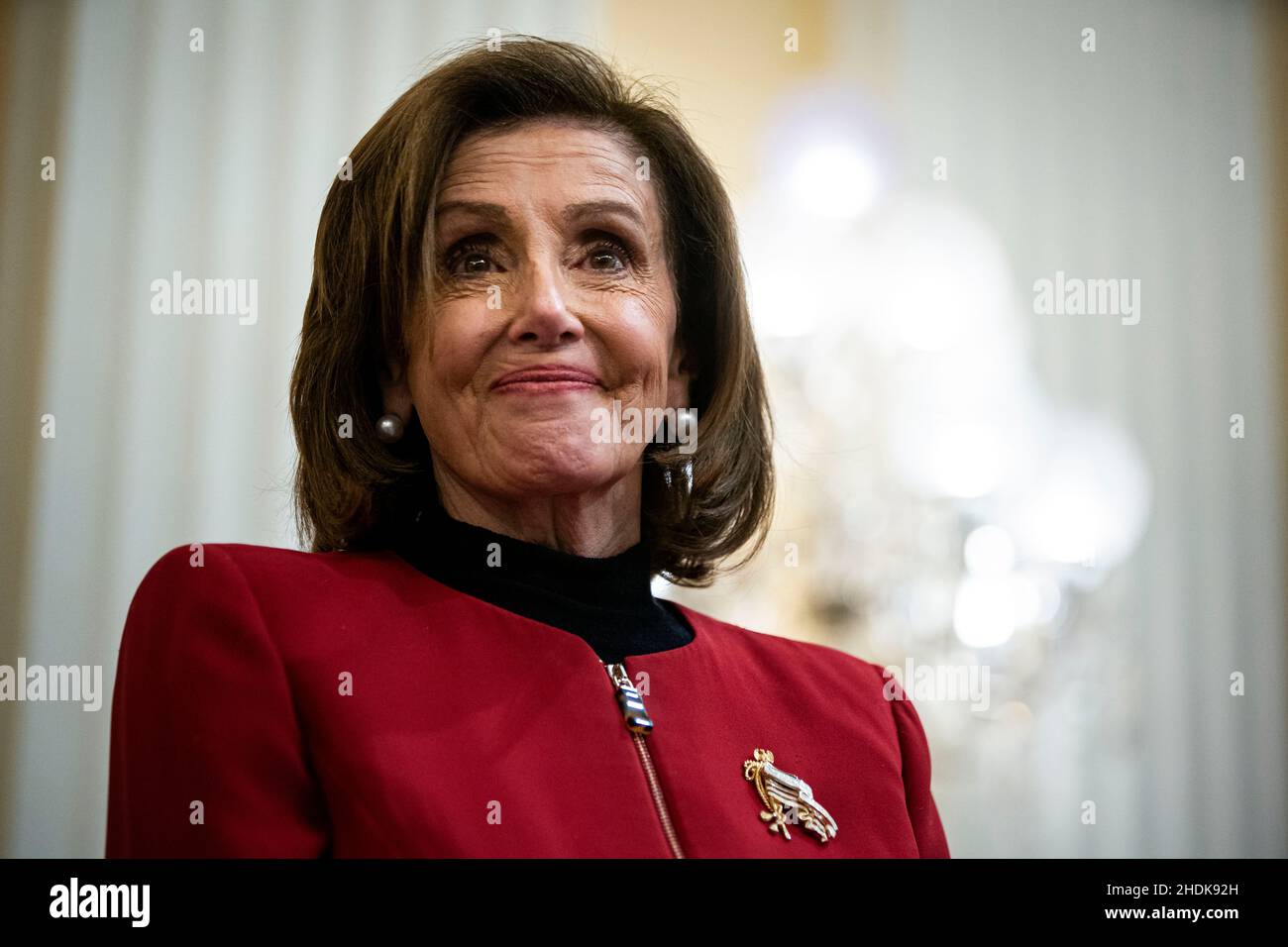 Washington, États-Unis.06th janvier 2022.La conférencière de la Chambre Nancy Pelosi (D-Calif.) écoute une vidéo avec la troupe de Hamilton The musical, lors d'une discussion avec les historiens Doris Kearns Goodwin et Jon Meacham, à Capitol Hill à Washington, le jeudi 6 janvier 2022, sur la façon d'établir et de préserver le récit de janvier 6th.(Photo par Al Drago/Pool/Sipa USA) crédit: SIPA USA/Alay Live News Banque D'Images