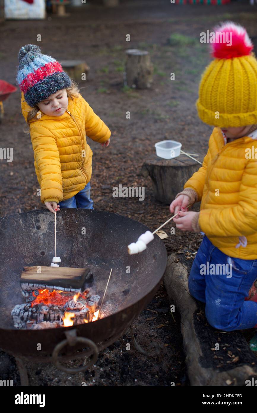 Enfants cuisant des guimauves sur un feu ouvert, Royaume-Uni Banque D'Images