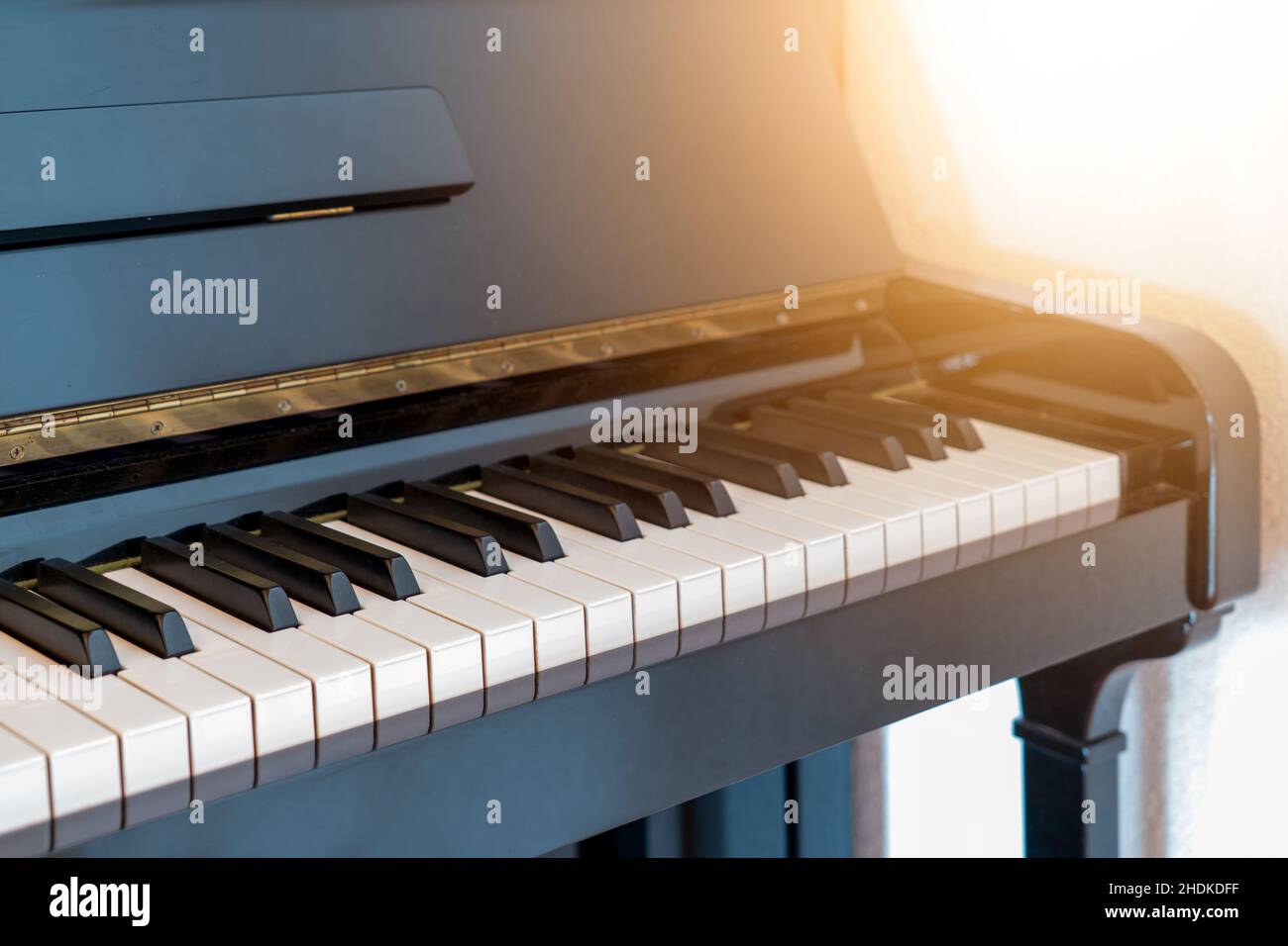 Touches de piano de piano classique noir.Apprenez à jouer en arrière-plan.Touches de piano blanches Banque D'Images