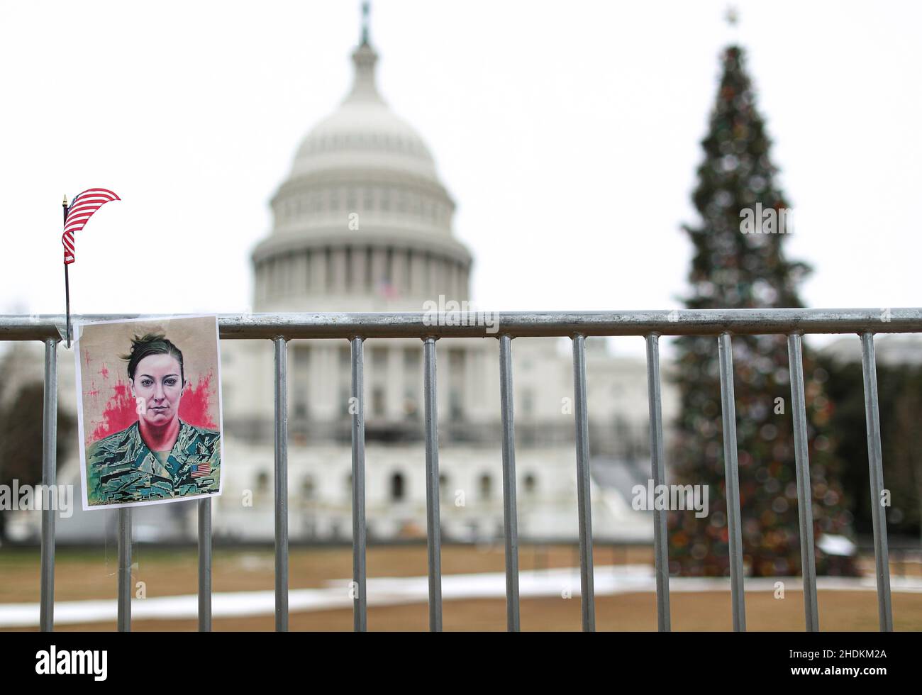 Un portrait d'Ashli Babbitt qui a été abattu lors de l'attaque du 6 janvier 2021 sur le Capitole des États-Unis, est suspendu sur une clôture à l'occasion du premier anniversaire de l'événement devant le Capitole, à Washington, D.C., États-Unis, janvier 6,2022. REUTERS/Tom Brenner Banque D'Images