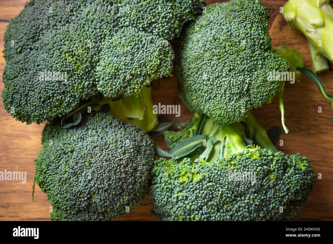 Brocoli frais sur une table en bois Banque D'Images