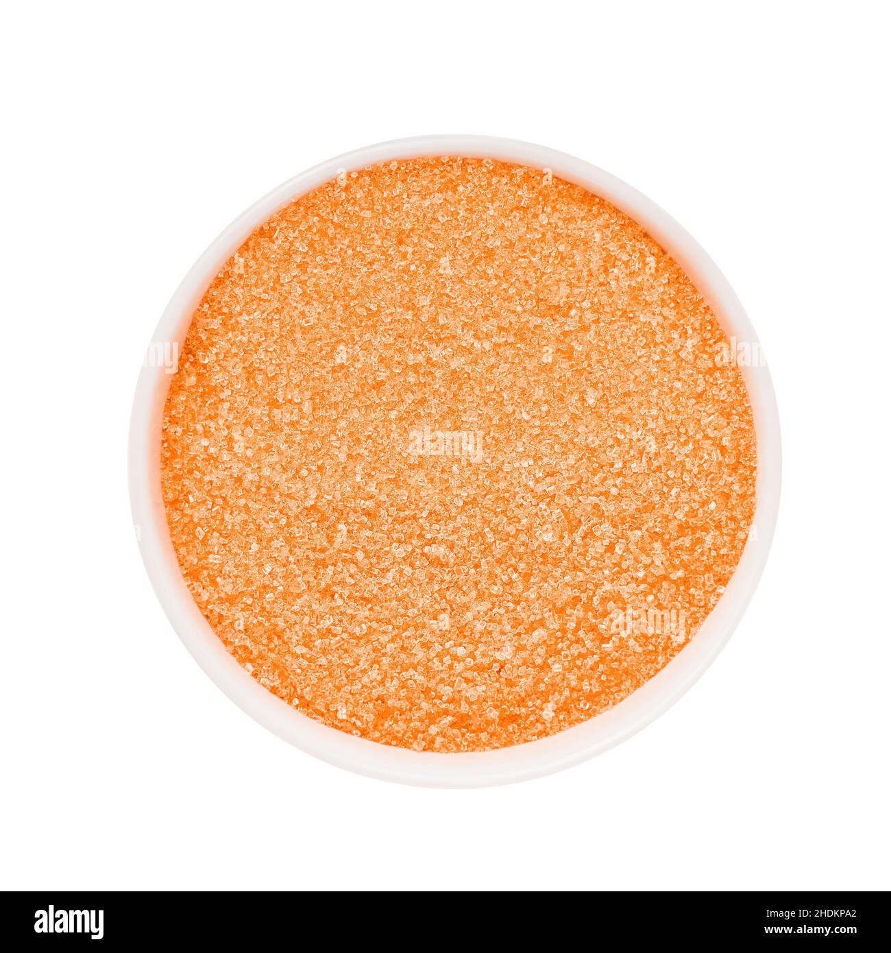 Concept SPA.Sucre de bain orange dans un bol isolé sur fond blanc avec passe-cheveux.Vue de dessus Banque D'Images