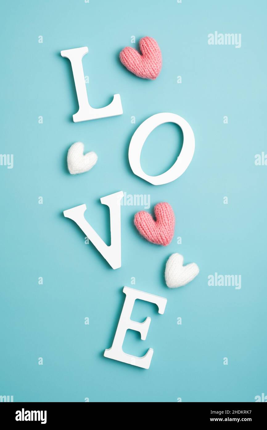 Concept Happy Valentines Day.Mot Amour et coeurs sur fond bleu pastel. Banque D'Images