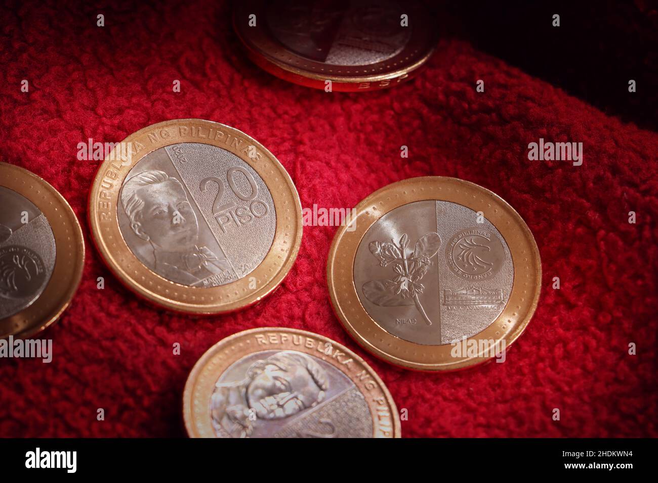 Les pièces en peso de la Banque centrale des Philippines ont remplacé le billet papier de même valeur monétaire. Banque D'Images