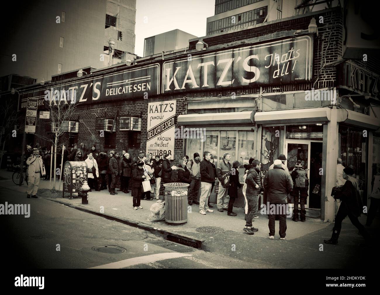 À l'extérieur du mondialement célèbre Katz's Deli, situé sur le côté inférieur est de Manhattan, New York, États-Unis.La foule s'aligne pour entrer. Banque D'Images